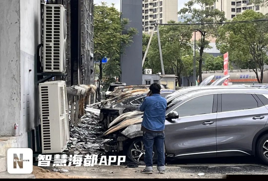 比亚迪一4s店突发大火 展厅汽车基本烧毁 事发凌晨！